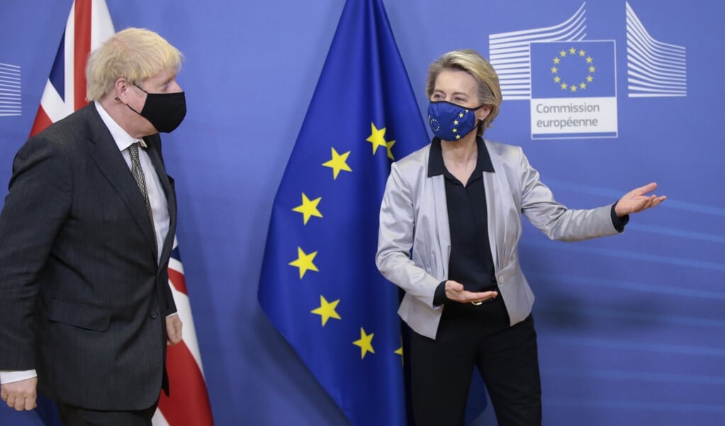 De Britse minister-president Boris Johnson, met de president van de Europese commissie, Urula von der Leyen. (beeld Epa/ Olivier Hoslet / Pool)