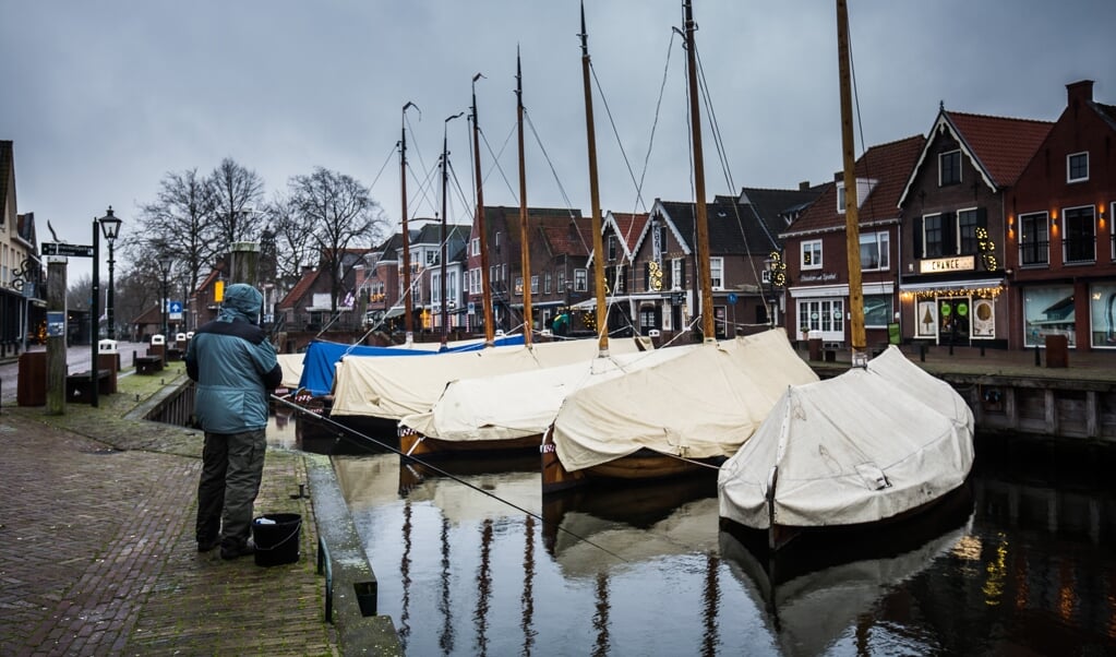 De Oude Haven van Spakenburg. Relatief veel mensen in het dorp zijn besmet het coronavirus. De burgemeester is 'bedrukt' vanwege ‘gedrag onder jongeren of in families dat niet voldoet aan de richtlijnen’. (beeld Ron Beenen)
