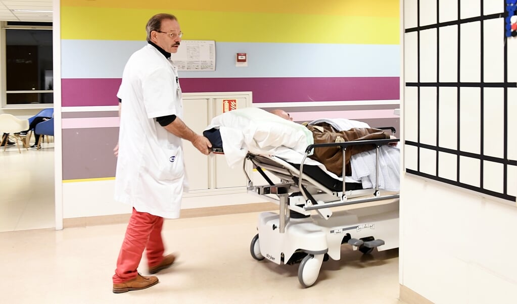 Een patient wordt binnengebracht in het oogziekenhuis in Rotterdam. (beeld anp / Piroschka van de Wouw)
