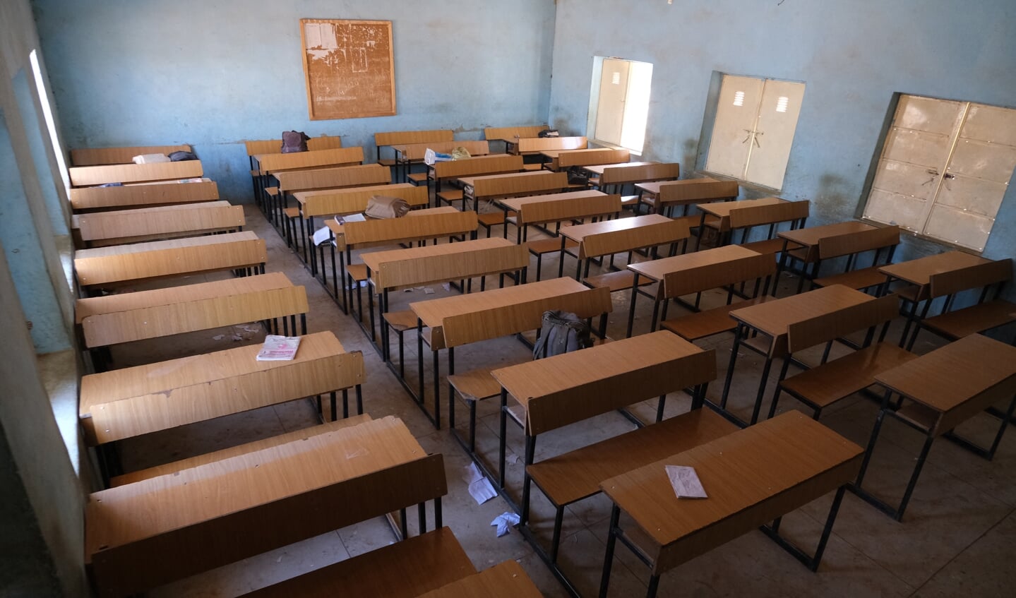 Een leeg klaslokaal in de school die dit weekend werd overvallen. Als reactie heeft de regering alle overheidsscholen gesloten in de provincie Katsina. 