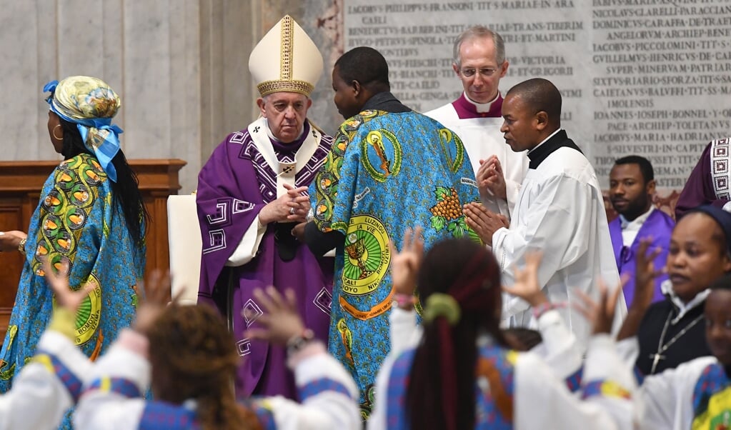 Paus Franciscus vierde op 1 decmber 2019 de eucharistie met de Congolese gemeenschap van Rome in de Sint-Pieter. Dit deed hij volgens de Zaïrese ritus waar zang en dans een bijzondere plaats innemen.   (beeld Tiziana Fabi / afp)
