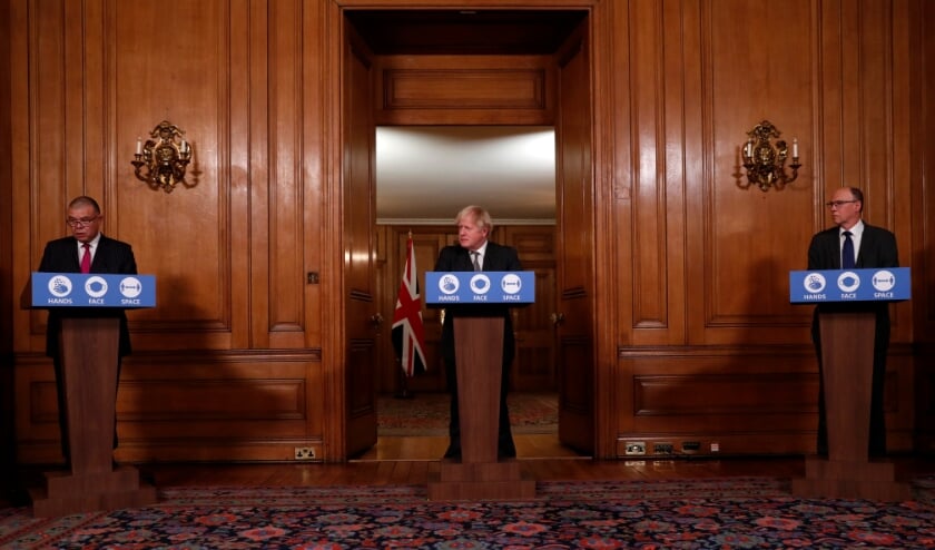 Boris Johnson (midden) noemde de goedkeuring van het vaccin een ‘triomf voor de Britse wetenschap'. (beeld afp / Heathcliff O'Malley)