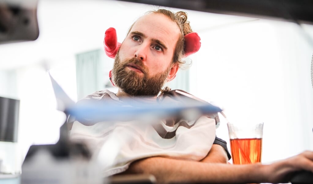 Frank (37) zat elf jaar geleden nog als copiloot in de cockpit van een Boeing 737. (beeld Maarten Boersema)