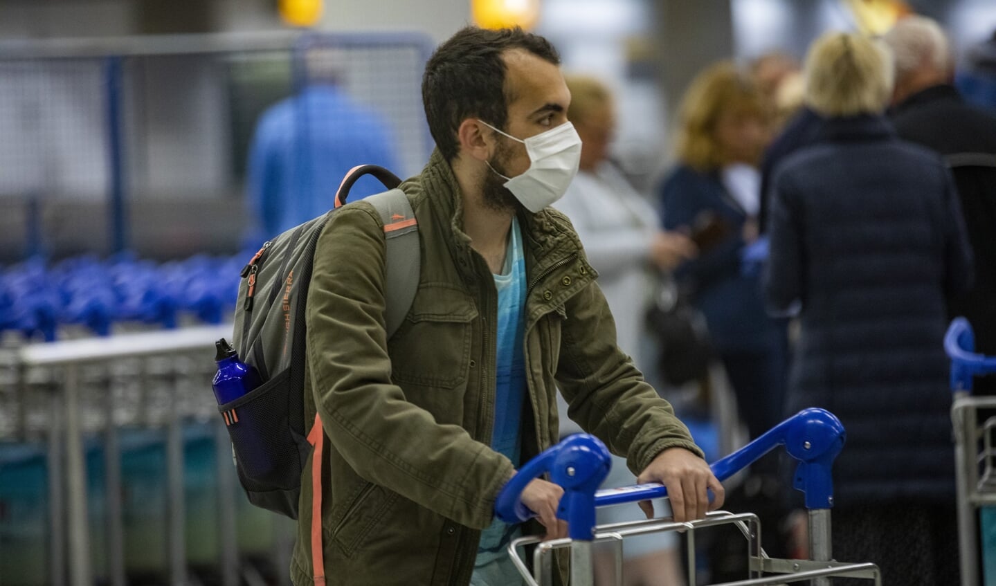 Nederlandse passagiers van het cruiseschip de Westerdam arriveren op Schiphol. De Nederlanders zijn negatief getest op het coronavirus en mochten daarom terug naar Nederland.
