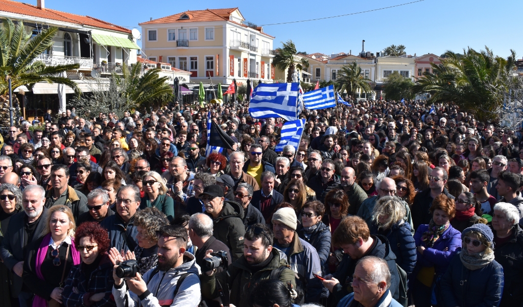 Bewoners van Mytilini, hoofdstad van het Griekse eiland Lesbos, zijn massaal de straat op gegaan om een stokje te steken voor regeringsplannen. (beeld epa / Stratis Balaskas)