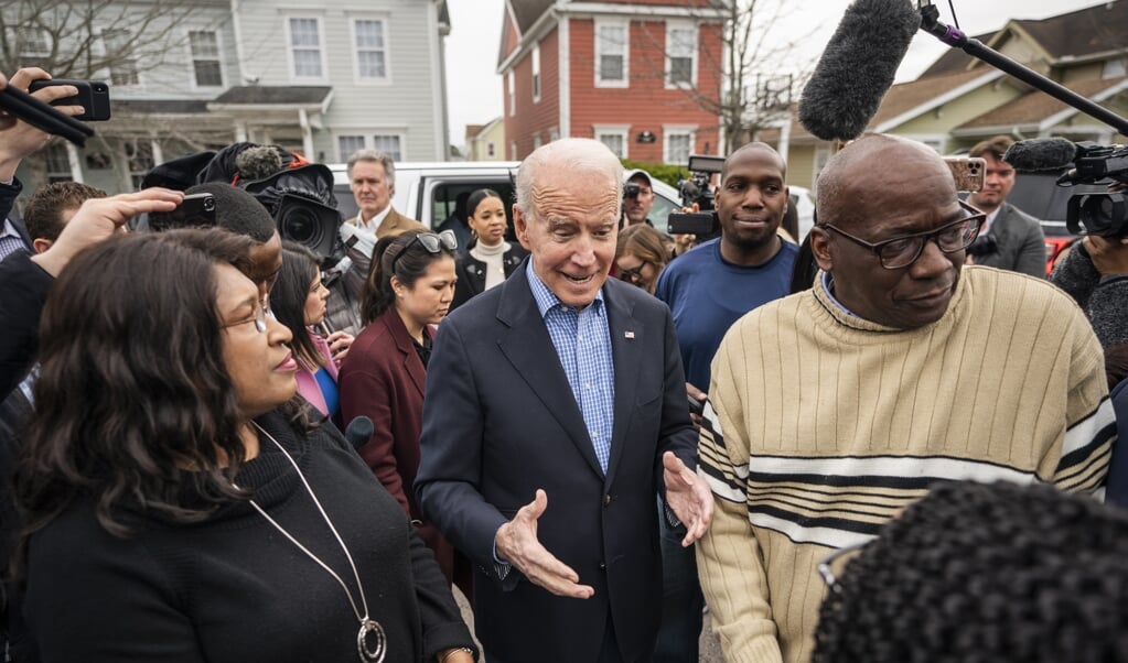 De Democratische presidentskandidaat Joe Biden tussen aanhangers in South Carolina. (beeld epa / Jim lo Scalzo)