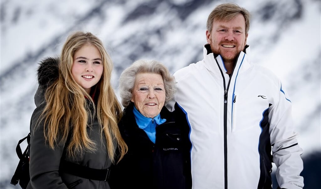 Prinses Amalia, prinses Beatrix en koning Willem-Alexander tijdens de jaarlijkse fotosessie van de koninklijke familie. (beeld anp / Remko de Waal)