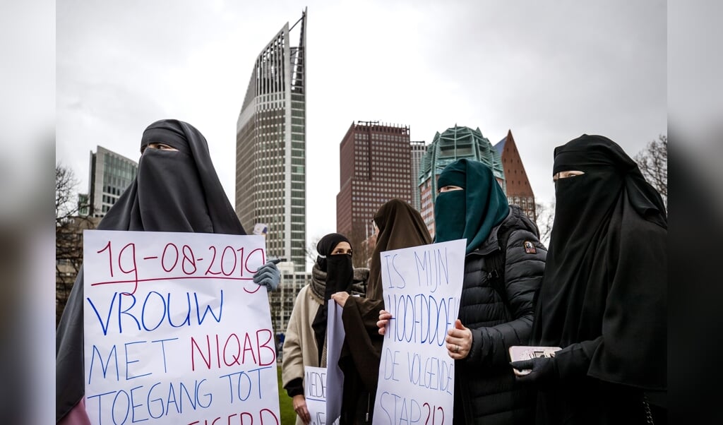 2020-02-15 13:13:05 DEN HAAG - Betogers met gezichtsbedekkende kleding tijdens een protest op de Koekamp tegen het niqab verbod. ANP REMKO DE WAAL (beeld anp / Remko de Waal)