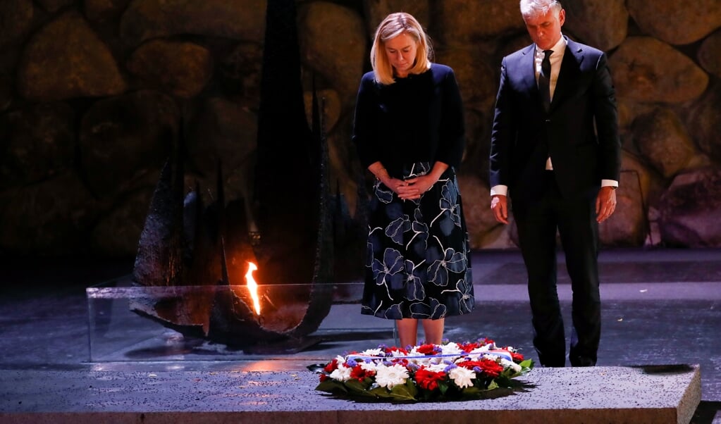 Minister Kaag legt een krans in het museum Yad Vashem in Jeruzalem, ter nagedachtenis aan de slachtoffers van de Holocaust. Rechts de Nederlandse ambassadeur in Israël, Hans Docter. (beeld anp / Emmanuel Dunand)