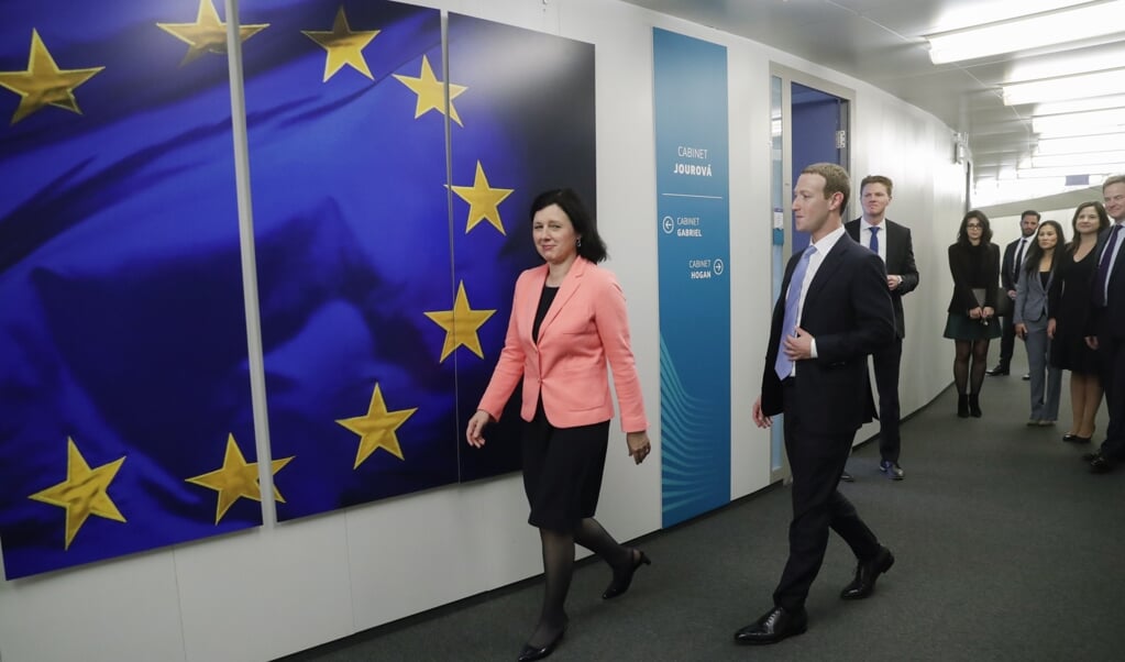 Facebook-CEO Mark Zuckerberg had maandag in Brussel een ontmoeting met Eurocommissaris Vera Jourová van waarden en transparantie. (beeld epa / Olivier Hoslet)