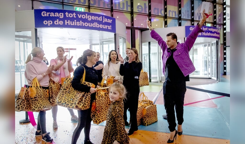 2020-02-21 11:02:34 AMSTERDAM - Deelnemers en Fred van Leer tijdens de Shopper Obstacle Run, waarmee de Huishoudbeurs wordt geopend. De komende dagen staat de RAI Amsterdam in het tegen van het lifestyle-event speciaal gericht op vrouwen. ANP SEM VAN DER WAL (beeld anp / sem van der wal)