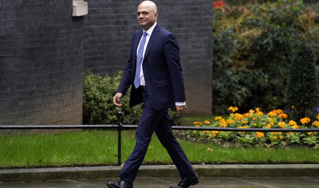 Sajid Javid op weg naar Downing Street 10, waar hij concludeert dat er voor hem na de ‘reshuffle’ geen plaats meer is in het Britse kabinet. (beeld epa / Will Oliver)