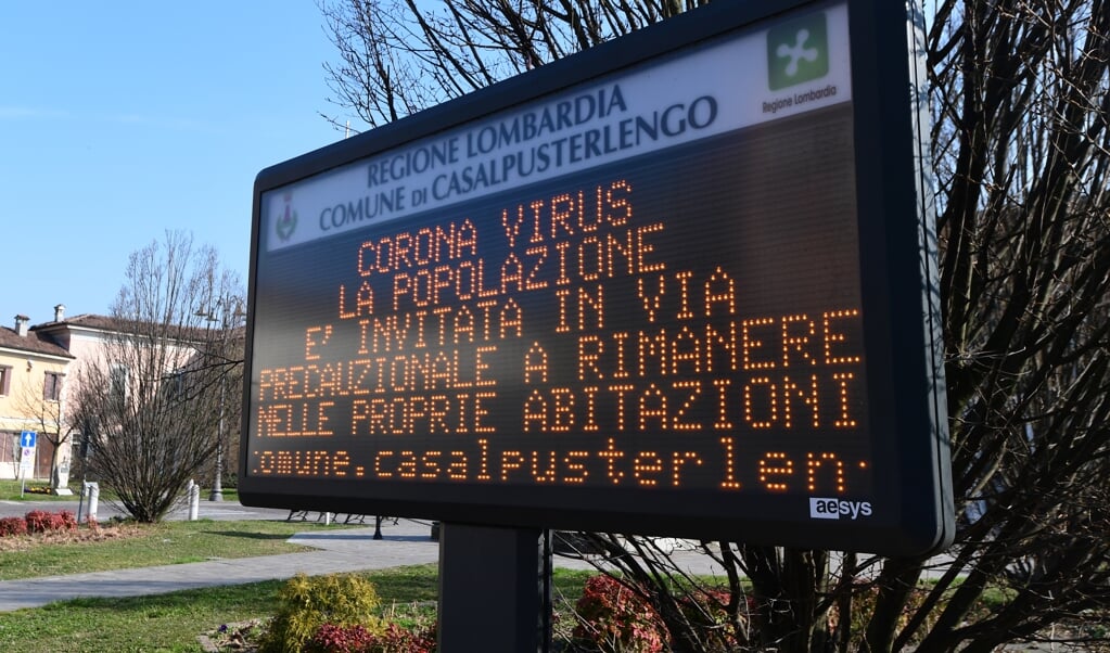 In Noord-Italië wordt de bevolking opgeroepen thuis te blijven, vanwege de corona-uitbraak. (beeld Miguel Medina / afp)