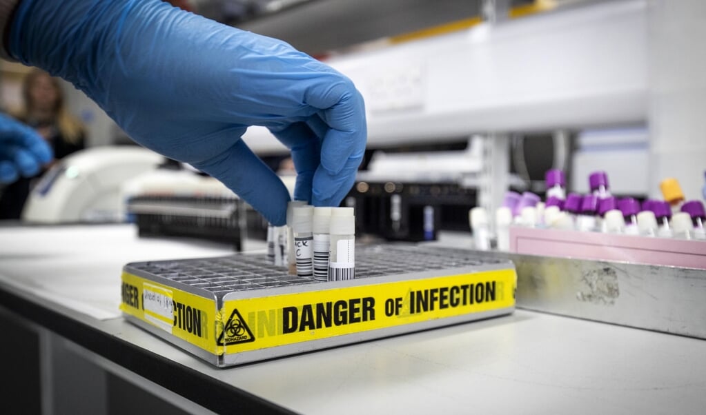 Een laborant haalt in het coronavirus-testlaboratorium Glasgow Royal Infirmary virussen uit wattenstaafjesmonsters zodat de genetische structuur van het virus kan worden geanalyseerd en geïdentificeerd. (beeld afp / Jane Barlow)