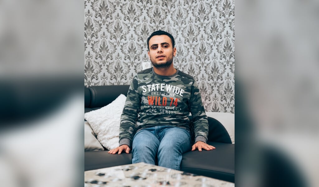 Hossam Althakali (26) uit Syrië kreeg te horen dat er te weinig aanmeldingen waren bij de ene school die hem taalles wilde geven. Nu wacht hij al zeven maanden. (beeld Rebecca Fertinel)
