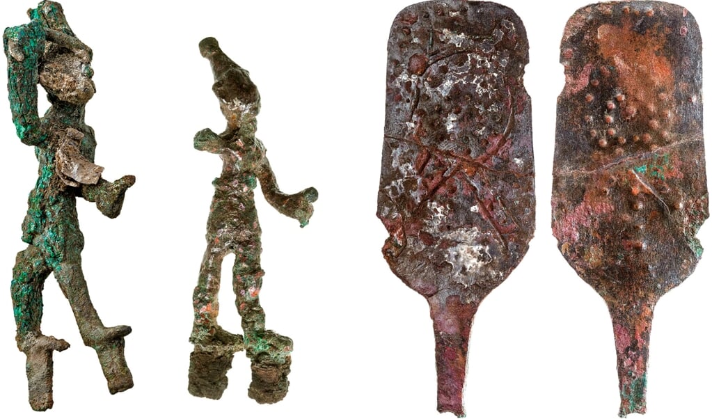 Twee stormgoden en een scepter (voor- en achterkant). De voorkant van de scepter toont een kop. (beeld Itamar Weissbein)
