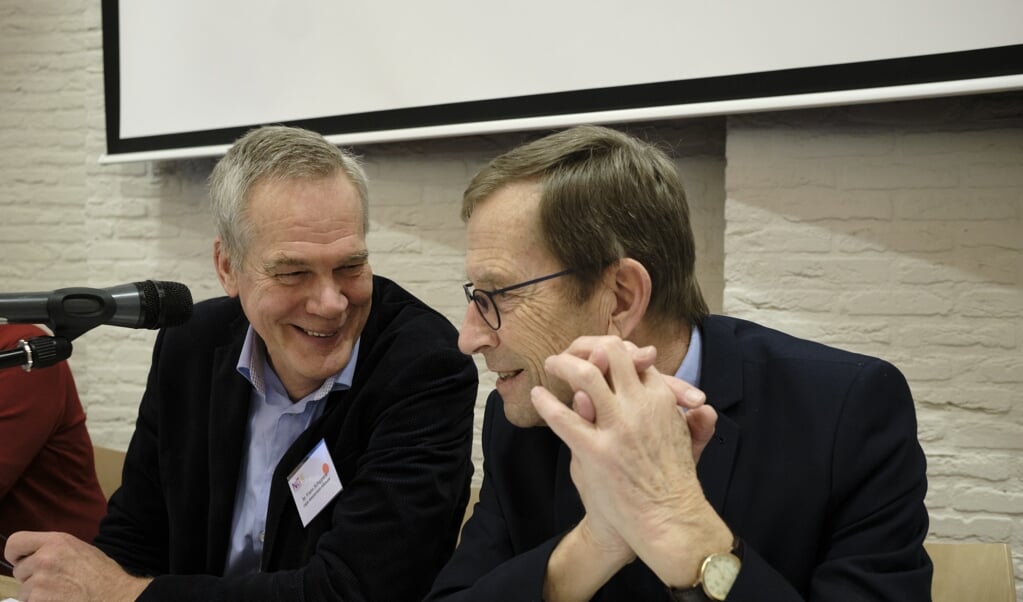 Voorzitters Frans Schippers (links) van de Nederlands-gereformeerde landelijke vergadering en Melle Oosterhuis van de vrijgemaakt-gereformeerde synode. (beeld Dick Vos)