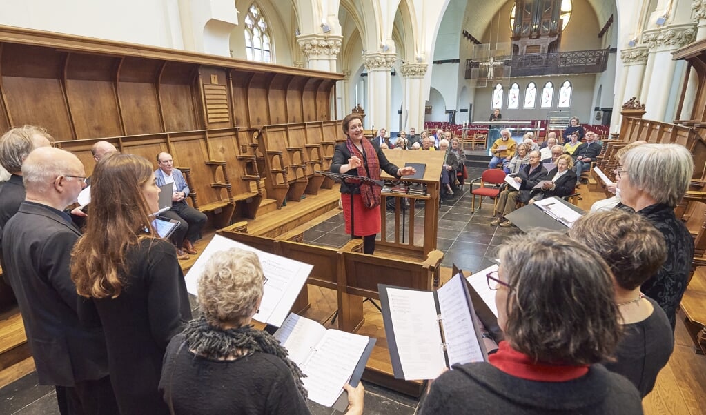 Tijdens de slotbijeenkomst van de Maand van de Bijbel in de kerk van de Abdij van Berne is er Hoogliedmuziek door een vocaal ensemble o.l.v. Hanna Rijken. (beeld Wouter van Assendelft)