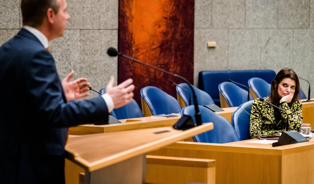 SGP-Kamerlid Van der Staaij in debat met Staatssecretaris van Defensie Barbara Visser. (beeld anp / Bart Maat)