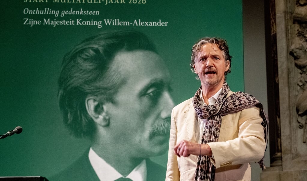 Acteur Thom Hoffman kruipt in de huid van Multatuli bij de opening van het Multatuli-jaar. (beeld anp / Robin Utrecht)