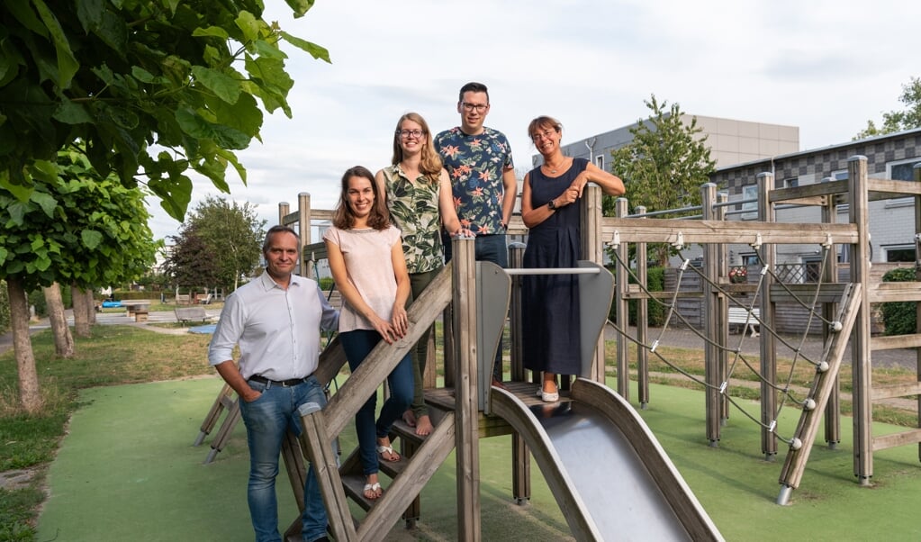 Het kernteam van De Rustplek bestaat uit (van links naar rechts) Udo, Esther, Rosanne, Wiebe en Jutta. ‘Wij vormen een informeel netwerk, we kunnen snel schakelen.’ (beeld Cees Wouda)