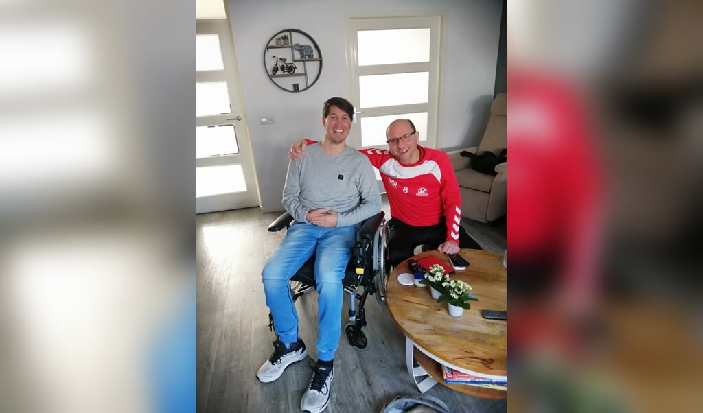 Bastiaan Manschot (r) naast Joey Snijders, oud-speler van voetbalamateurclub GVVV. (beeld Bastiaan Manschot)