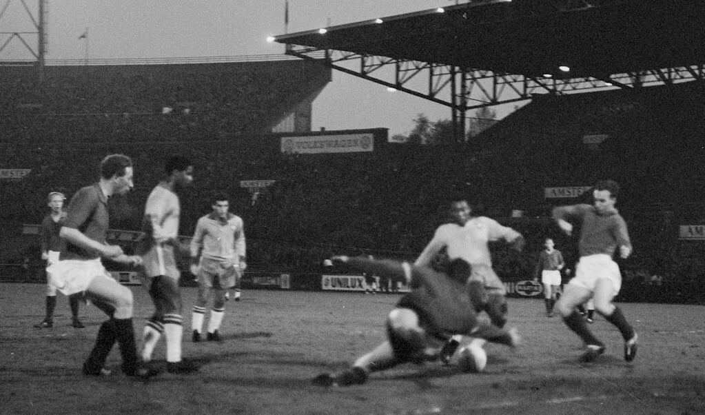 Zestigduizend mensen keken op 2 mei 1963 in het Olympisch Stadion naar Nederland-Brazilië 1-0. (beeld anp / Jac de Nijs)