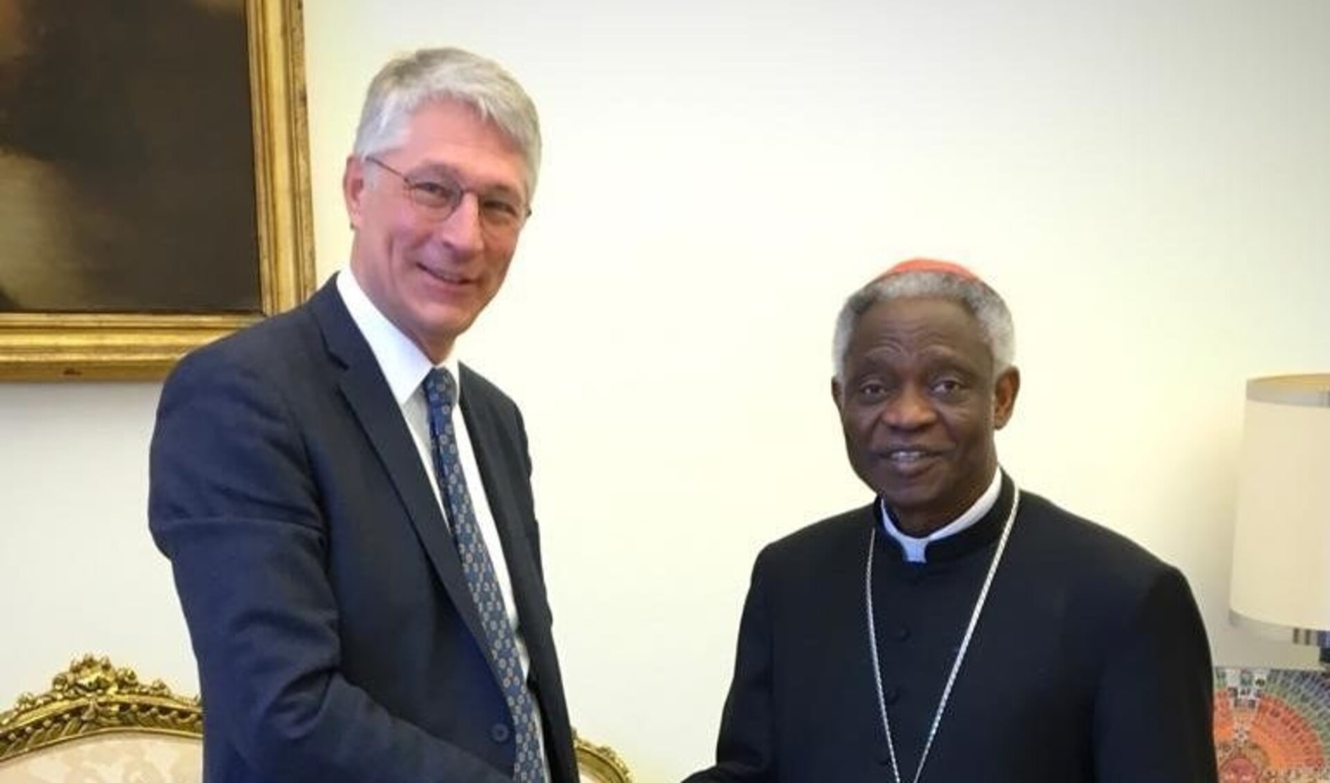 Hein Pieper, dijkgraaf van Waterschap Rijn en IJssel, ontmoet kardinaal Peter Turkson in Vaticaanstad.