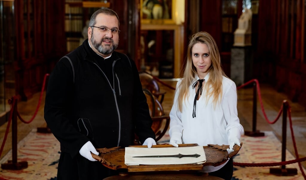 Promovendus Vittoria Dall’Armellina (r.) met monnik Serafino, die hielp bij het zoeken naar de herkomst van het zwaard. (beeld universiteit van venetië / Ph. Andrea Avezzù / Ca' Foscari )