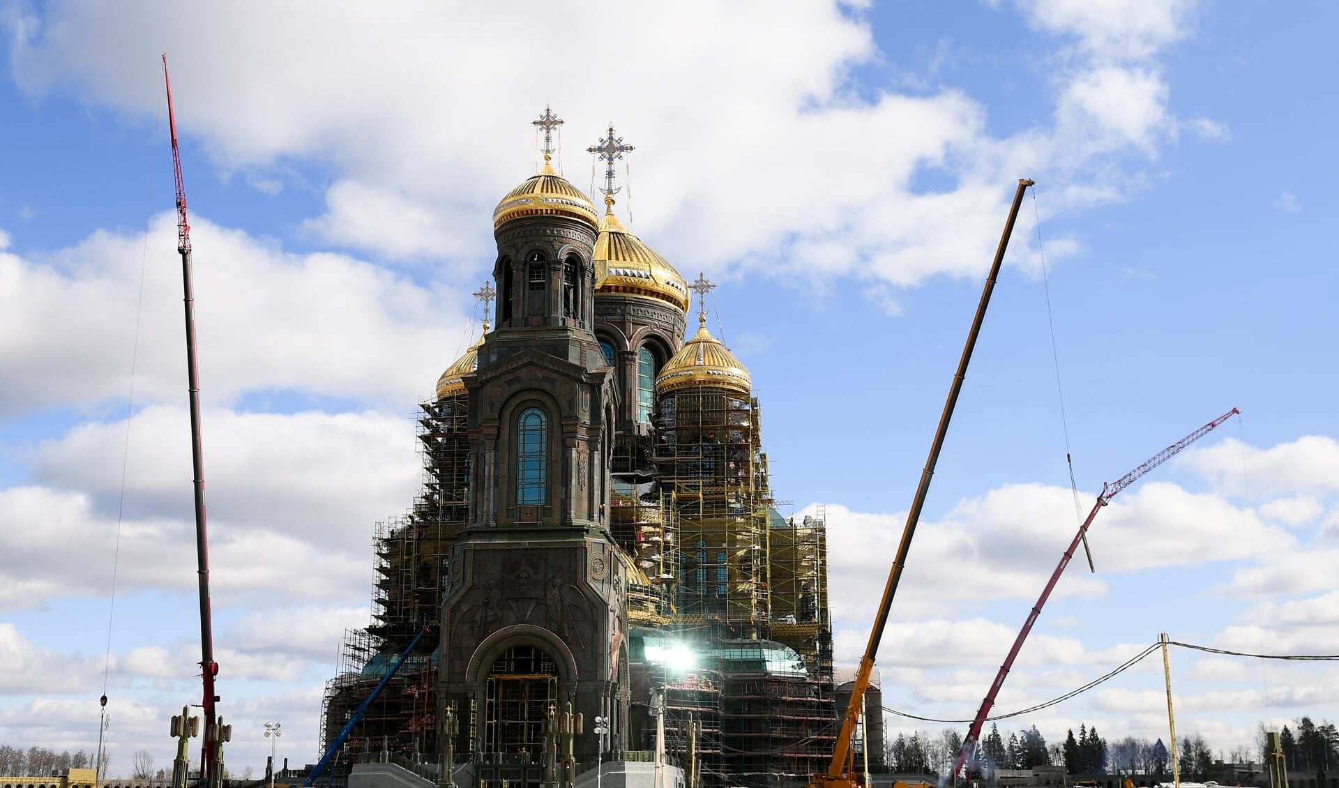 De gloednieuwe Russisch-Orthodoxe 'Kerk van de strijdkrachten' op een militair terrein vlak bij Moskou. 