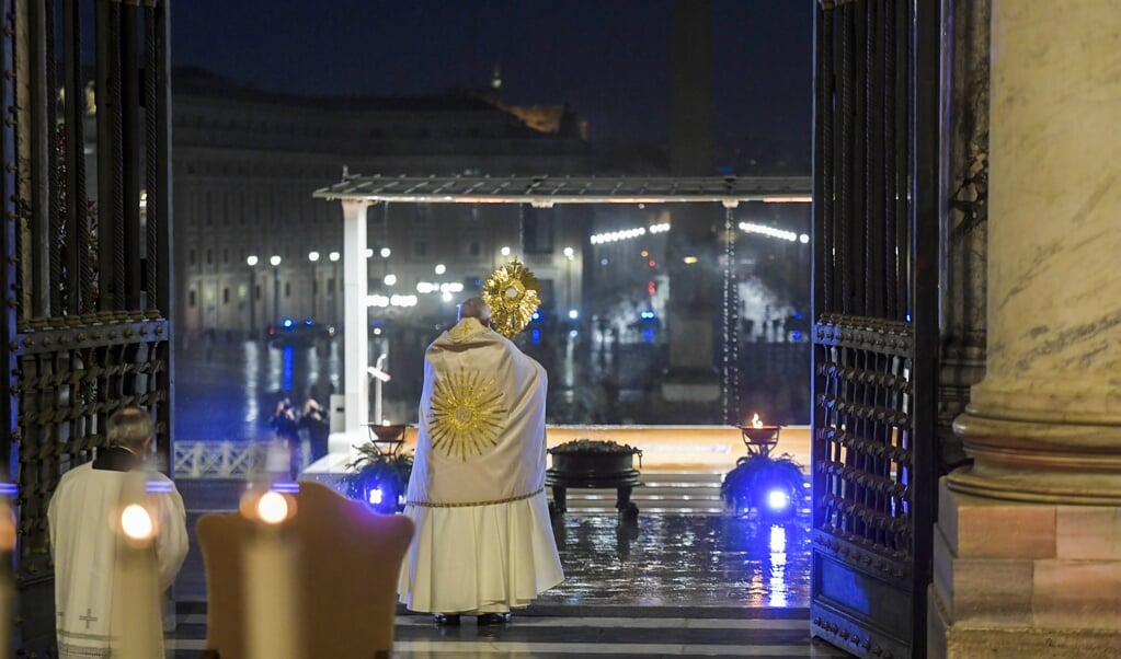 2020-03-27 18:52:10 This photo taken and handout on March 27, 2020 by the Vatican Media shows Pope Francis giving the Urbi et orbi Blessing after presiding over a moment of prayer on the sagrato of St Peter’s Basilica, the platform at the top of the steps immediately in front of the façade of the Church, on March 27, 2020 at St. Peter's Square in the Vatican.
Handout / VATICAN MEDIA / AFP (beeld Handout / Vatican Media / afp)