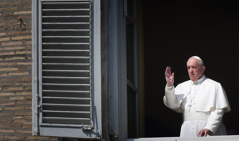 Paus Franciscus zal vrijdagavond de gebedsviering 'Gebed voor de mensheid' leiden op het lege Sint Pietersplein. (beeld afp / Alberto Pizzoli)