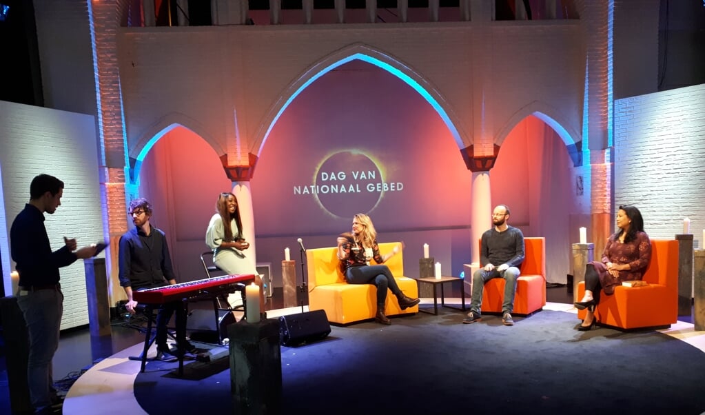 Kort voor de live-uitzending om twaalf uur tijdens de nationale gebedsdag (v.l.n.r.): pianist Jan Willem van Delft, zangeres Pearl Jozefzoon, presentator Marleen Stelling, Jan van Keulen van De Gaarkeuken en dominee Mirjam Kollenstaart. (beeld nd)