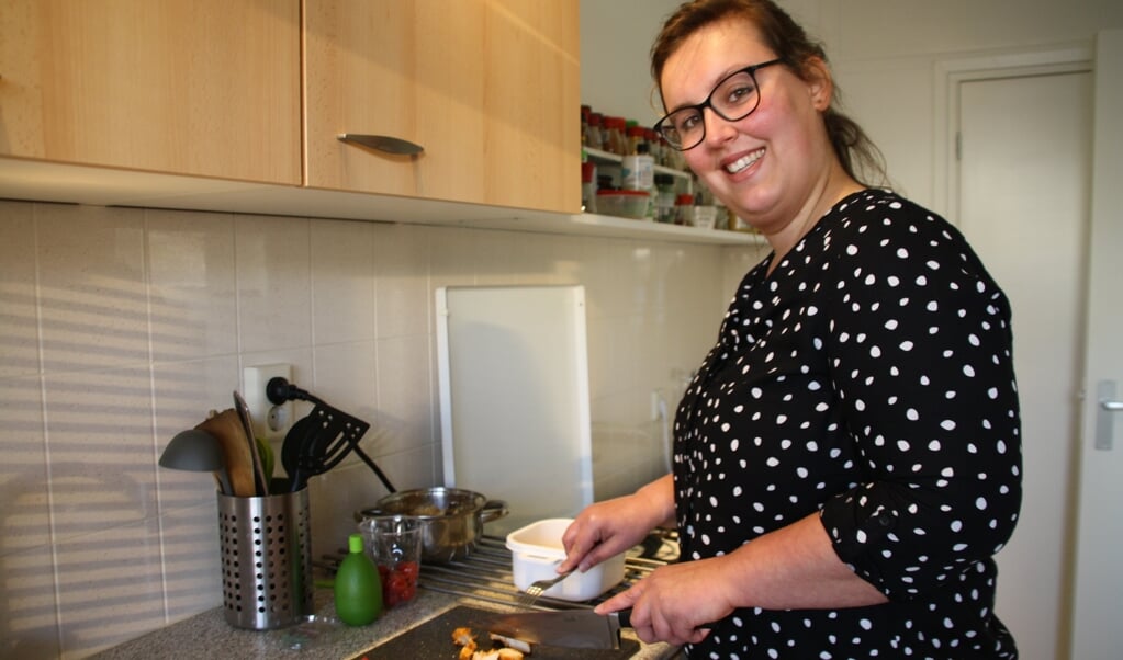 Eline Wientjes werkt in een tapasrestaurant. 'Voor meer mensen koken is voor mij geen probleem.' (beeld Rosanne de Boer)