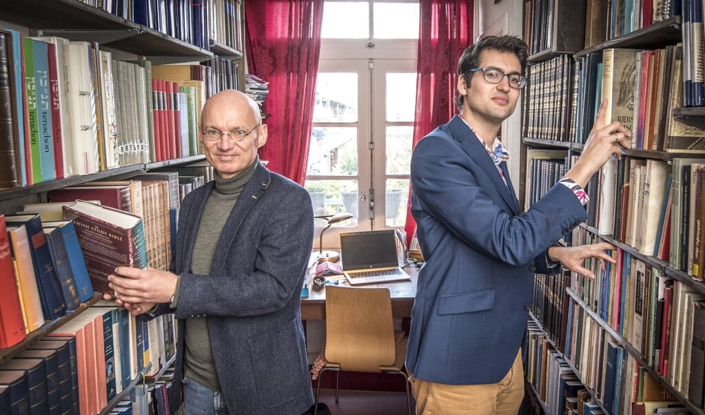 Eric Ottenheijm (links) en Martijn Stoutjesdijk zijn geboeid door de parabels van Jezus en uit de Joodse traditie. 'Het boeiende is dat je nooit precies de betekenis van een parabel weet.' (beeld Martin Waalboer)