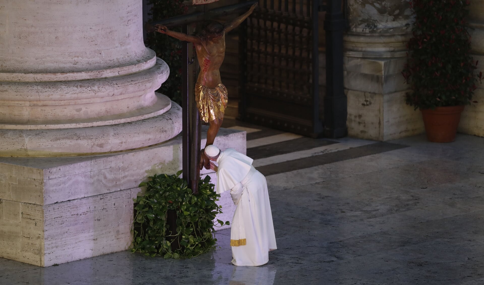 Paus Franciscus groet het kruis dat voor de Sint-Pieter is geplaatst, voorafgaand aan de uitzonderlijke urbi-et-orbizegen op vrijdag 27 maart 2020.