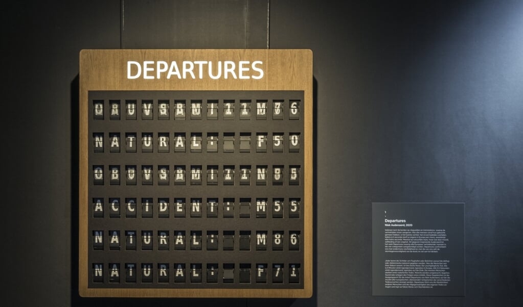 Departures van Niek Audenaerd. Het zachte geruis, bekend van informatieborden op stations en vliegvelden, kondigt de 'vertrekkende' mensen aan in Europa. (beeld Ruud Balk Fotografie)