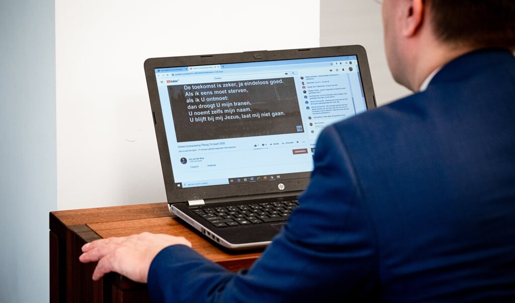 De Tilburgse dominee Otto Grevink tijdens de online coronaviering in de Opstandingskerk. (beeld anp / rob Engelaar)