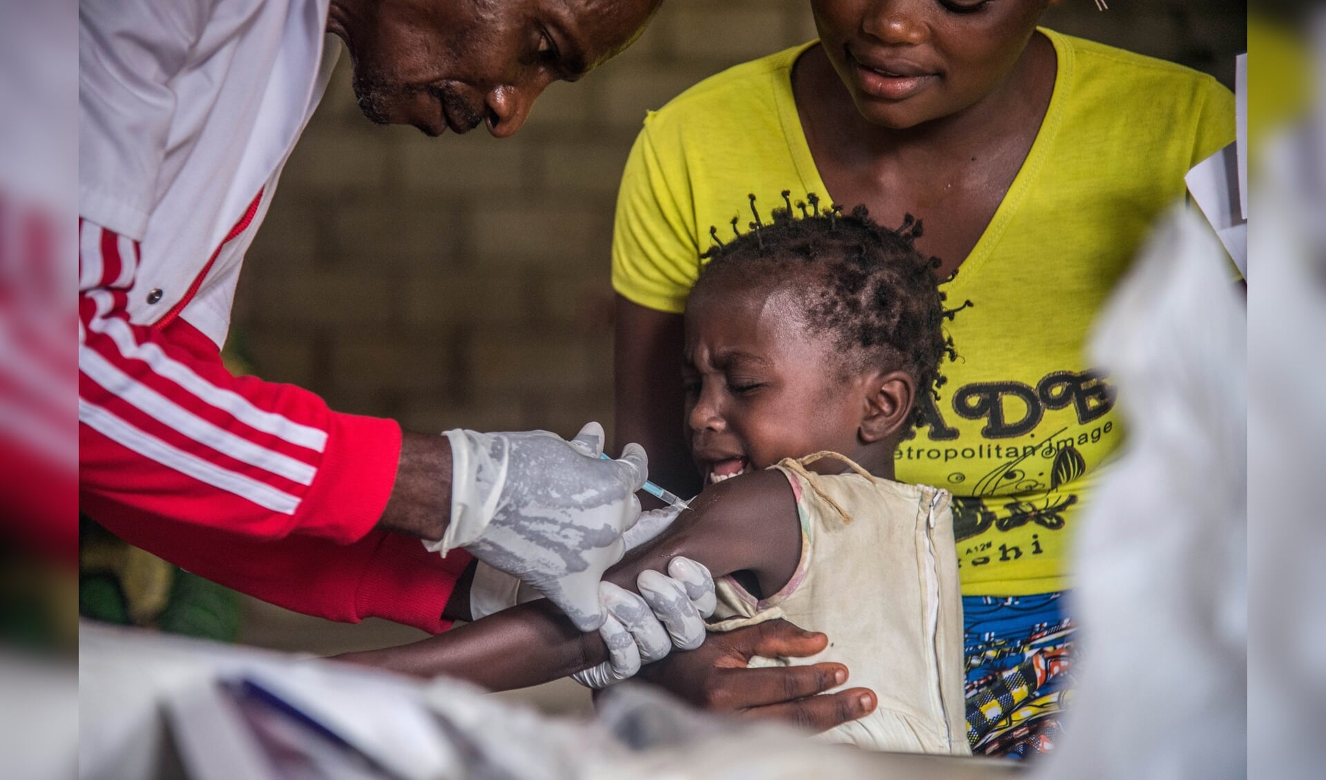 Een kind in Congo ontvangt een mazeleninenting. Nu de vaccinaties in veel landen stilliggen, zou de ziekte de kop op kunnen steken.