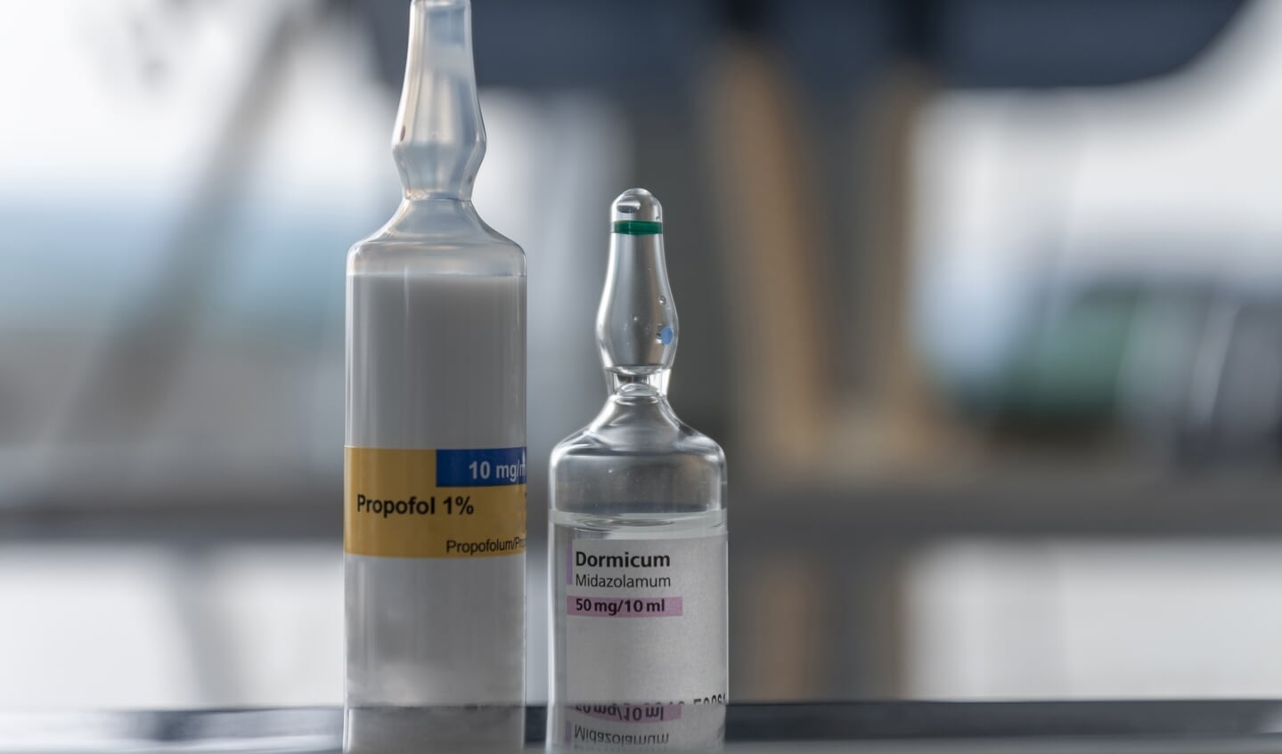 Via een infuus wordt een middel toegediend dat het bewustzijn verlaagt.