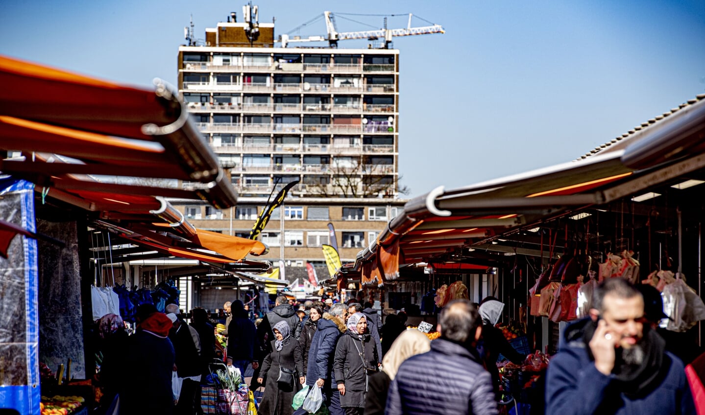 Een bomvolle Haagse markt.