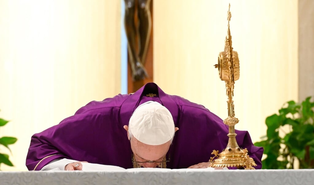 Paus Franciscus op vrijdag 20 maart tijdens de ochtendmis in de kapel van het gastenhuis Santa Marta waar hij sinds 2013 woont.  (beeld EPA / Vatican Media)