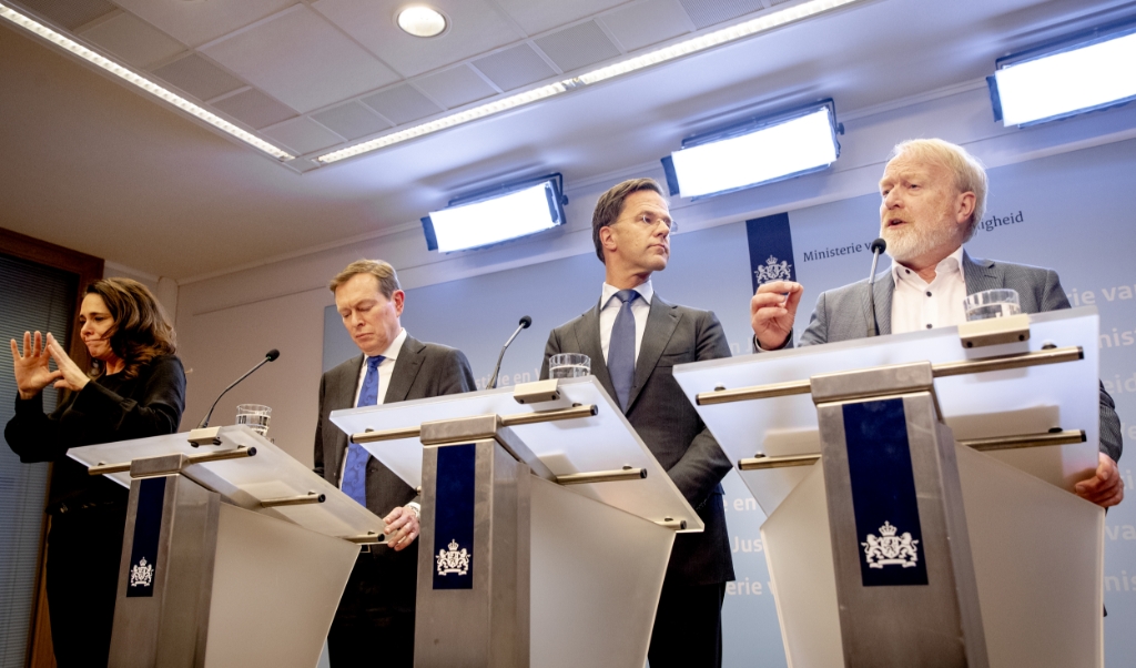 Minister-president Mark Rutte gaat voor het beleid dat de regering voert af op de adviezen van het RIVM. Dus is Jaap van Dissel vaak te zien.  (beeld  anp / Sem van der Wal)