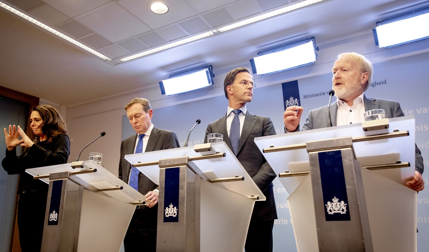Minister-president Mark Rutte gaat voor het beleid dat de regering voert af op de adviezen van het RIVM. Dus is Jaap van Dissel vaak te zien.