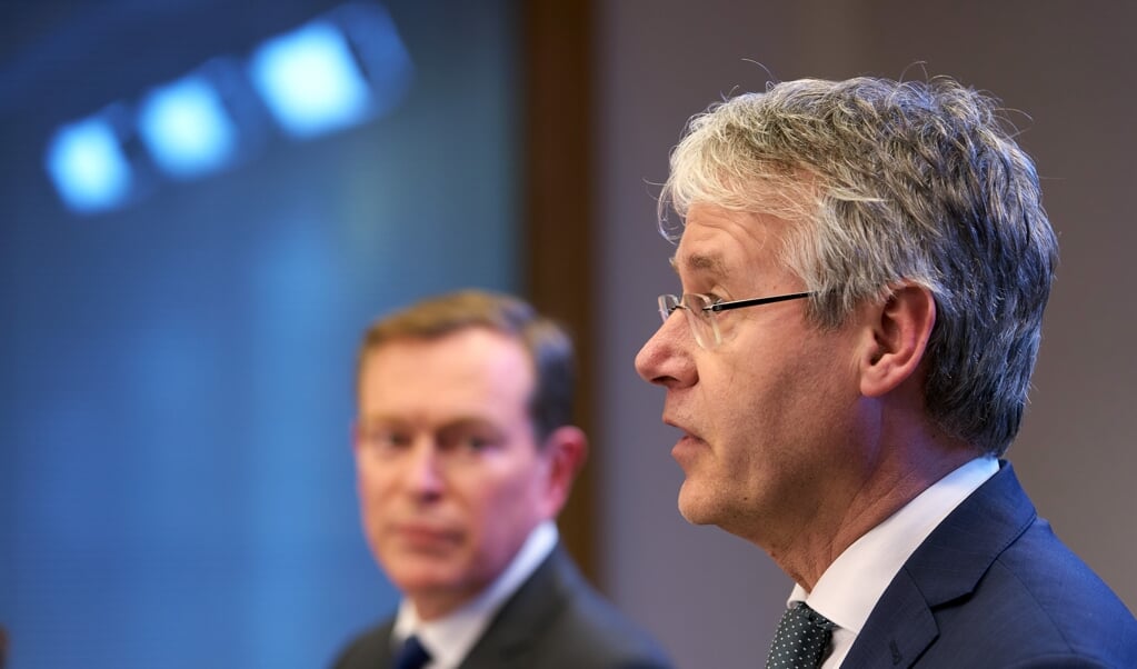 Minister Arie Slob (rechts) en de inmiddels afgetreden minister Bruno Bruins tijdens een persconferentie deze week over aanvullende maatregelen in verband met het coronavirus. (beeld anp / Phil Nijhuis)