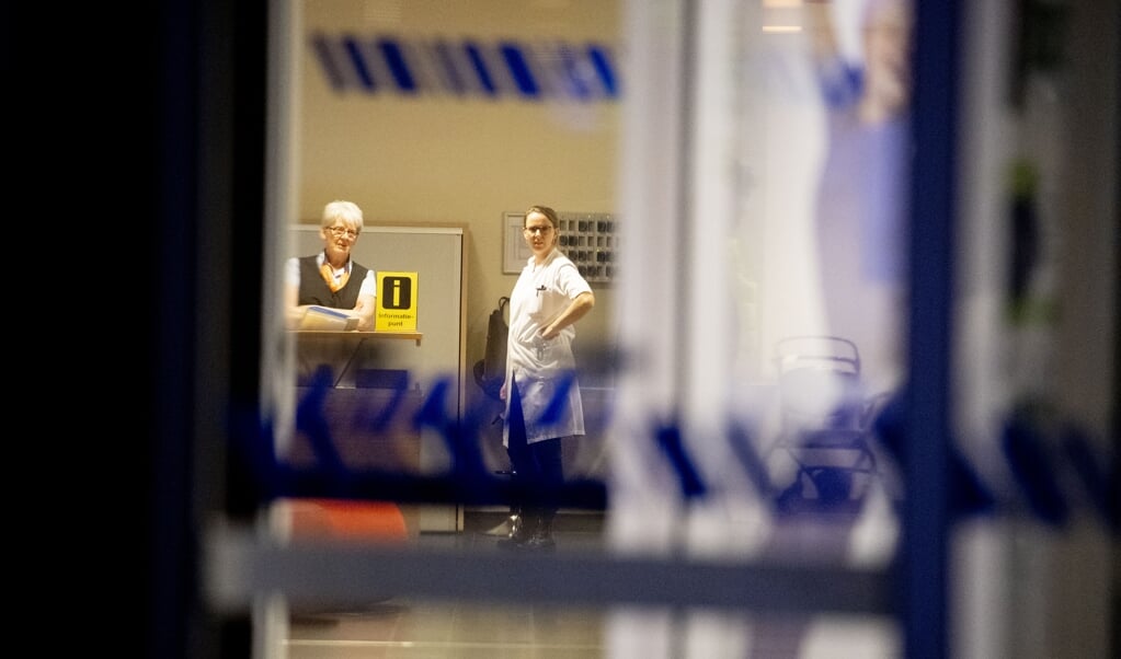 De helft van het aantal verzorgenden van de verpleeg- en ziekenhuizen in Nederland zal maar ziek worden door het coronavirus. Op de foto: het Beatrixziekenhuis in Gorinchem, dat tijdelijk werd afgesloten voor bezoekers en patiënten.   (beeld anp / Robin Utrecht)