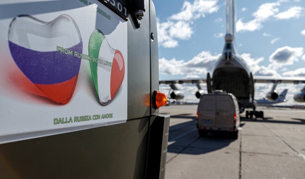 From Russia with Love - Russische hulp voor Italië wordt ingeladen in een van de inmiddels vijftien vliegtuigen die in Italië zijn aangekomen. (beeld afp / Alexey Ereshko / Russian Defence Ministry)