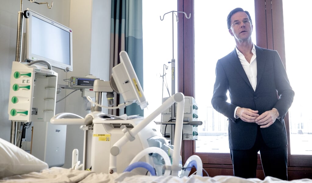 Premier Mark Rutte tijdens een bezoek aan het Erasmus MC in Rotterdam. (beeld anp / Sem van der Wal)