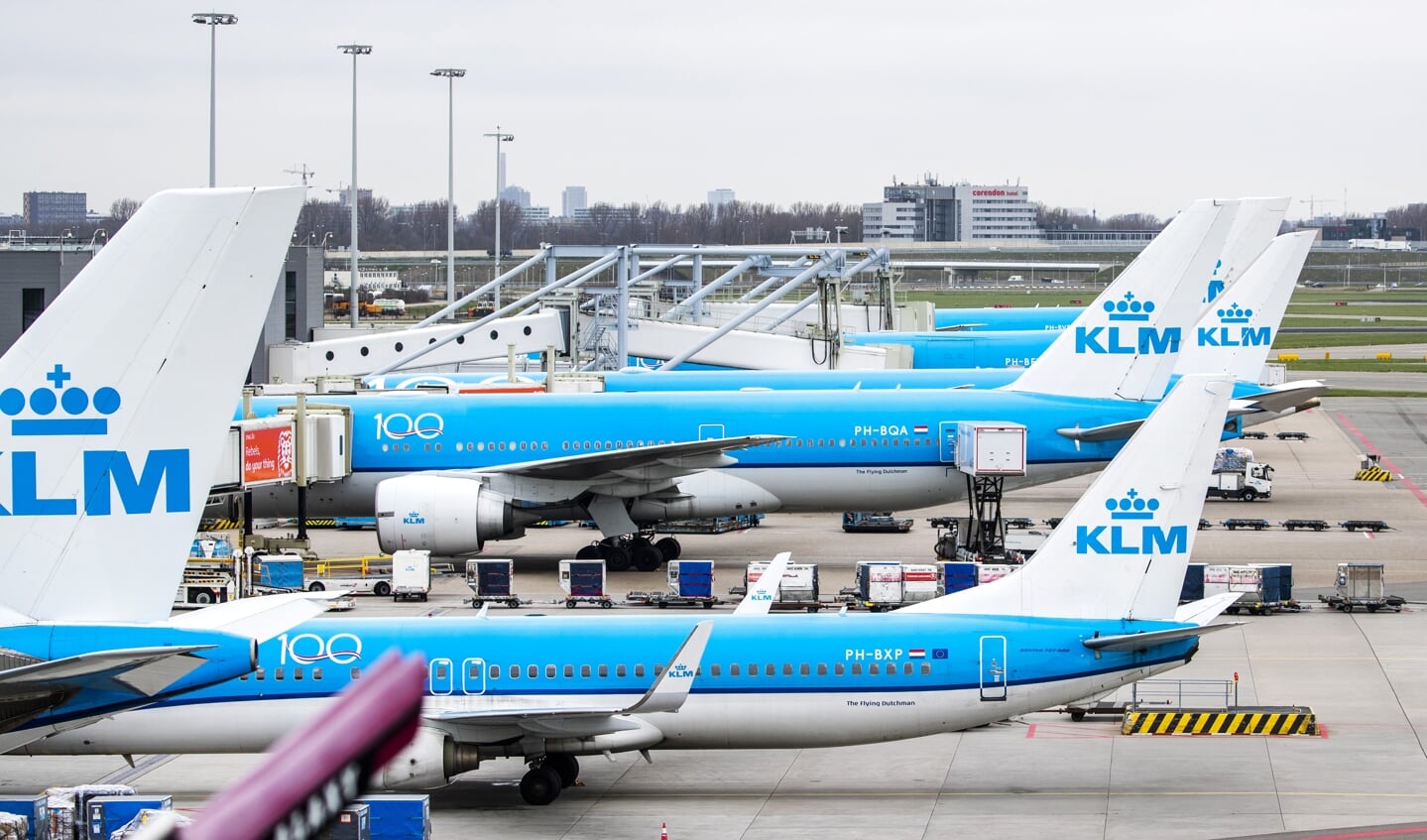 KLM-vliegtuigen op Schiphol. Door de coronamaatregelen is het veel rustiger dan normaal op de luchthaven. 
