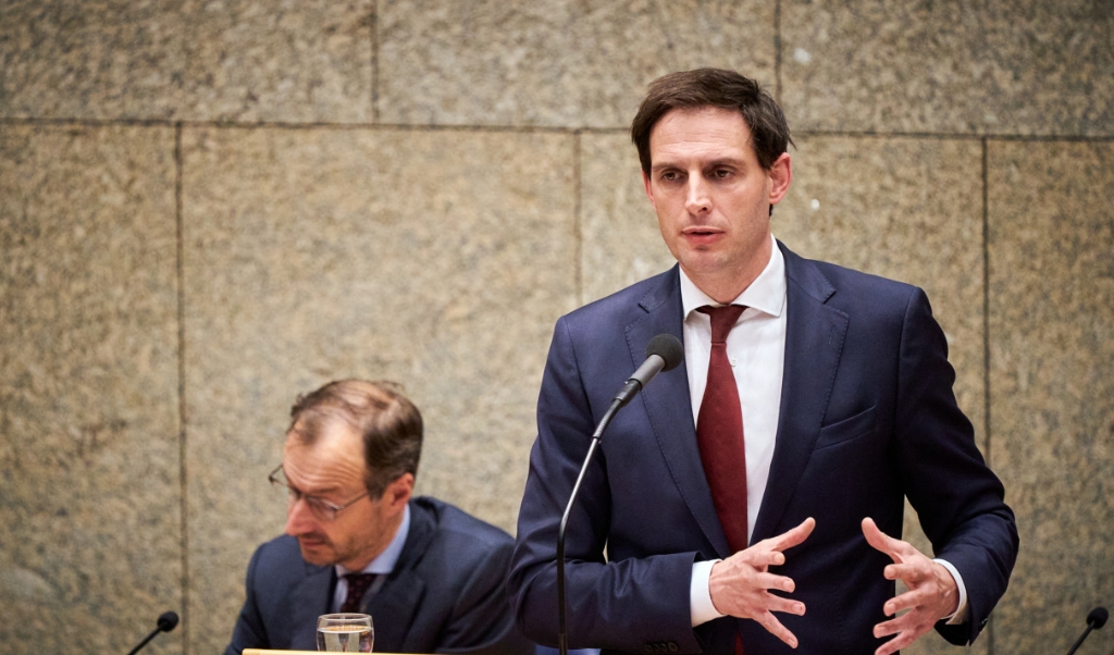 Minister Wopke Hoekstra van Financiën (CDA) tijdens een debat in de Tweede Kamer over de ontwikkelingen rondom het coronavirus. (beeld anp / Phil Nijhuis)